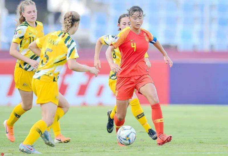 足球比赛中的女性运动员表现出色引起关注