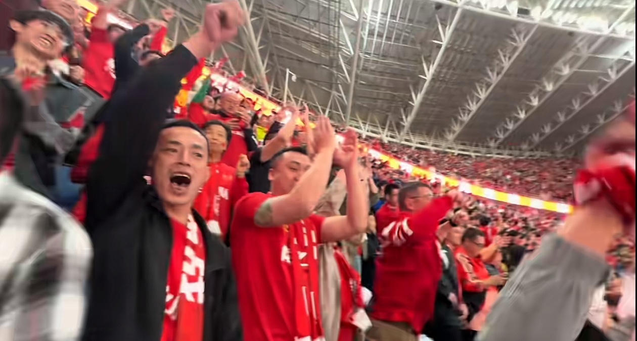 沙尔克客场逆转成功，晋级球迷欢呼不止