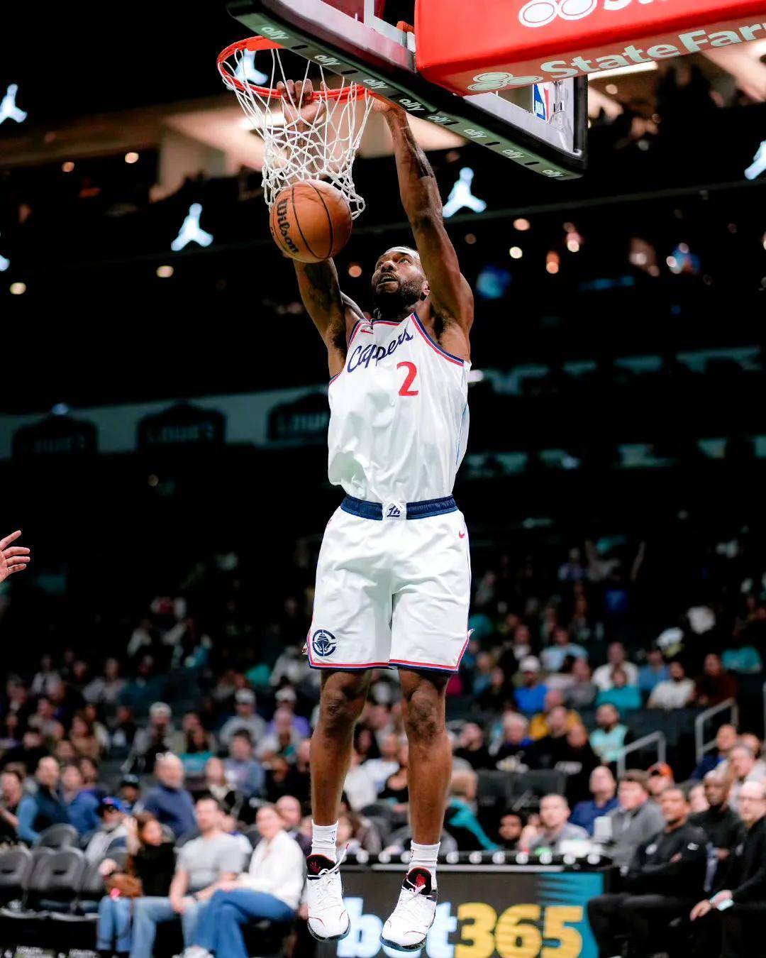 快船大胜爵士：莱昂纳德全能表现助队取胜的简单介绍