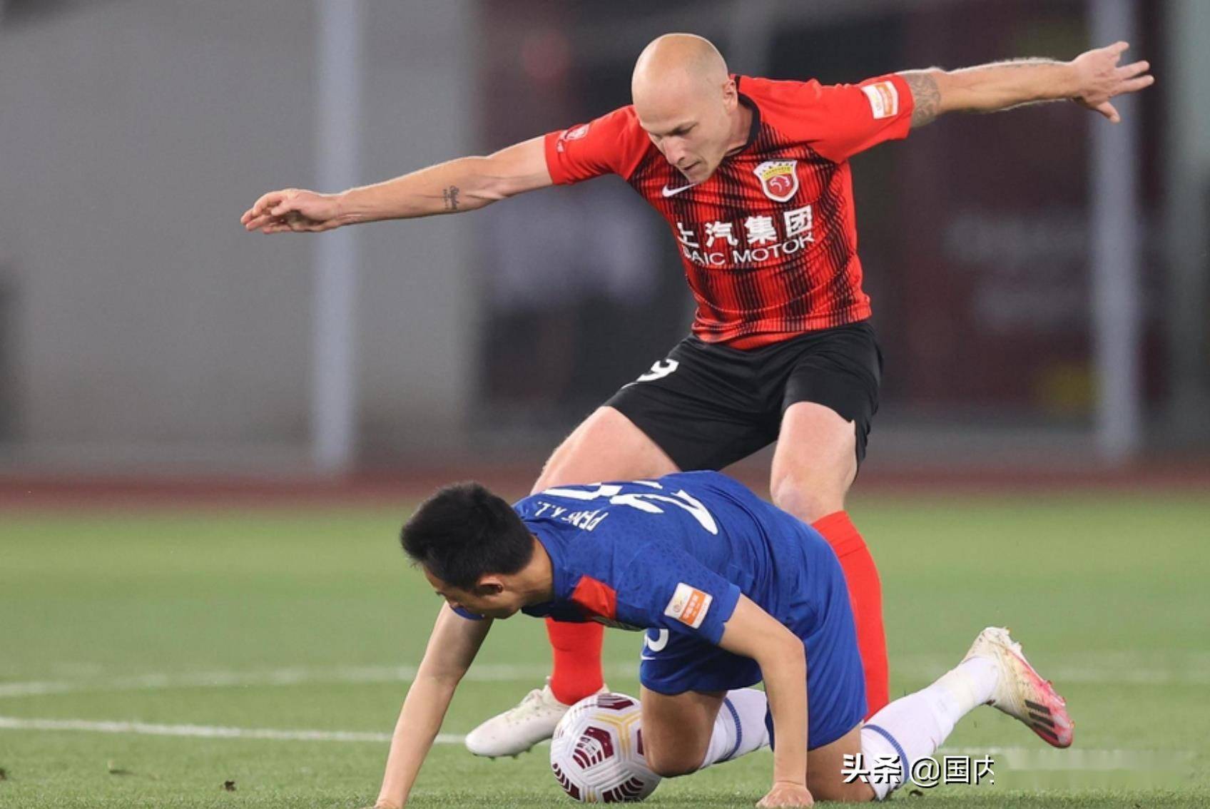 本泽马遭遇争议红牌，申花乘势反超比分完成逆转的简单介绍
