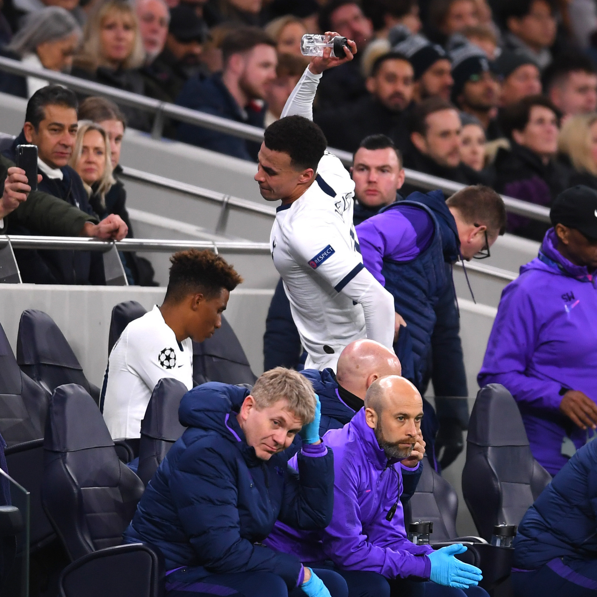 关于切尔西场边指挥情绪激动，德布劳内队员怒摔水瓶的信息