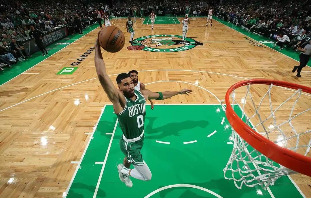 包含塔图姆连续五场比赛得分超过赛况扑朔迷离，阿森纳挑战极限！的词条